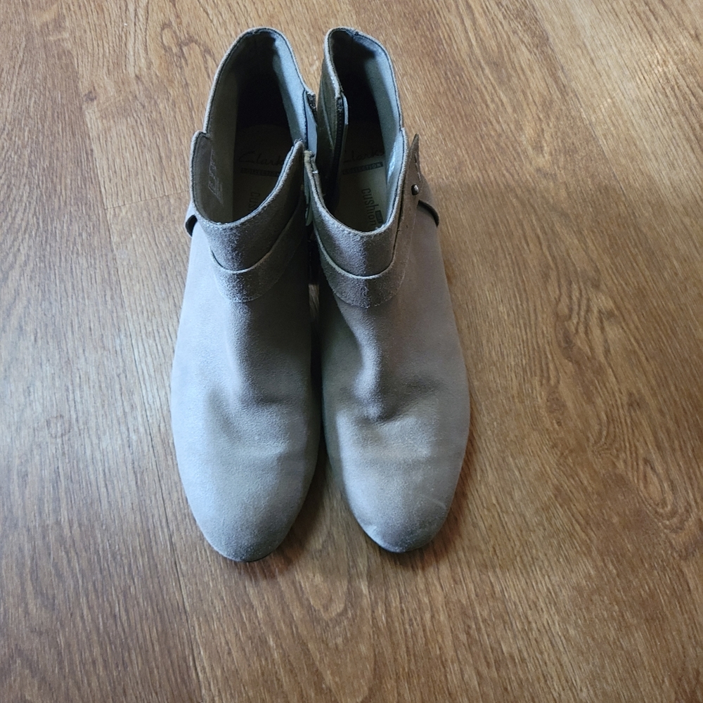 Clarks Stylish Tan Ankle Boots Sz10